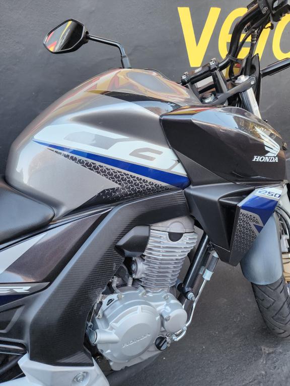 HONDA CB 250 F Twister - Foto