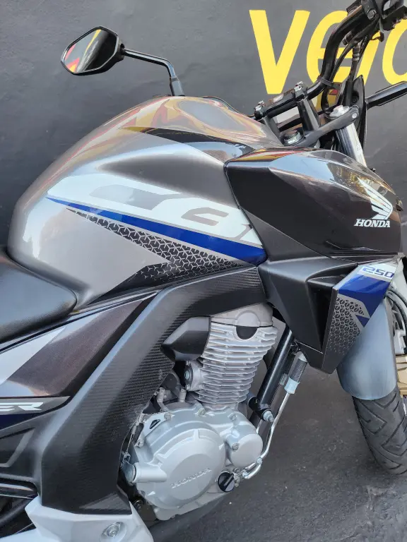 HONDA CB 250 F Twister - Foto