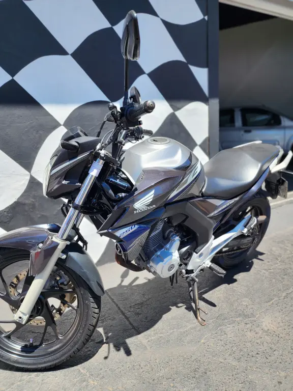 HONDA CB 250 F Twister - Foto