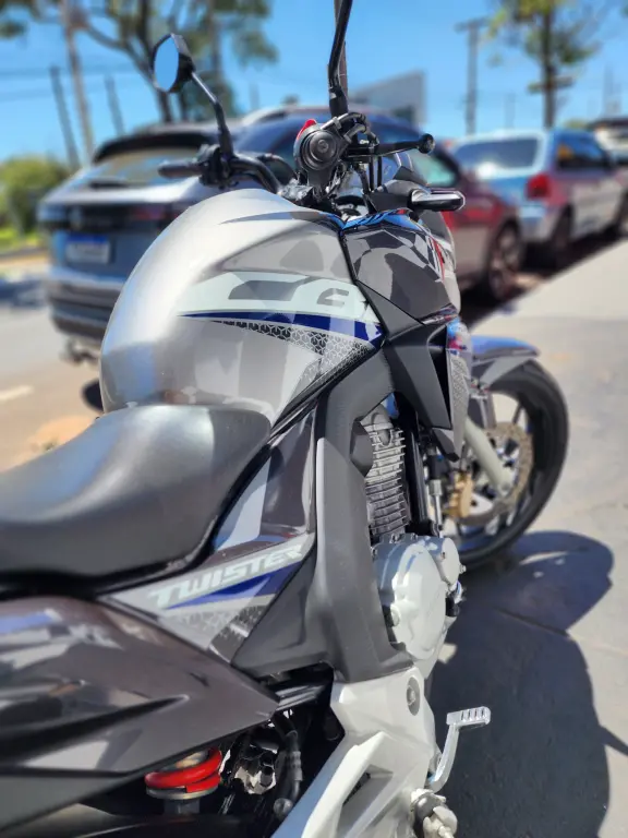 HONDA CB 250 F Twister - Foto