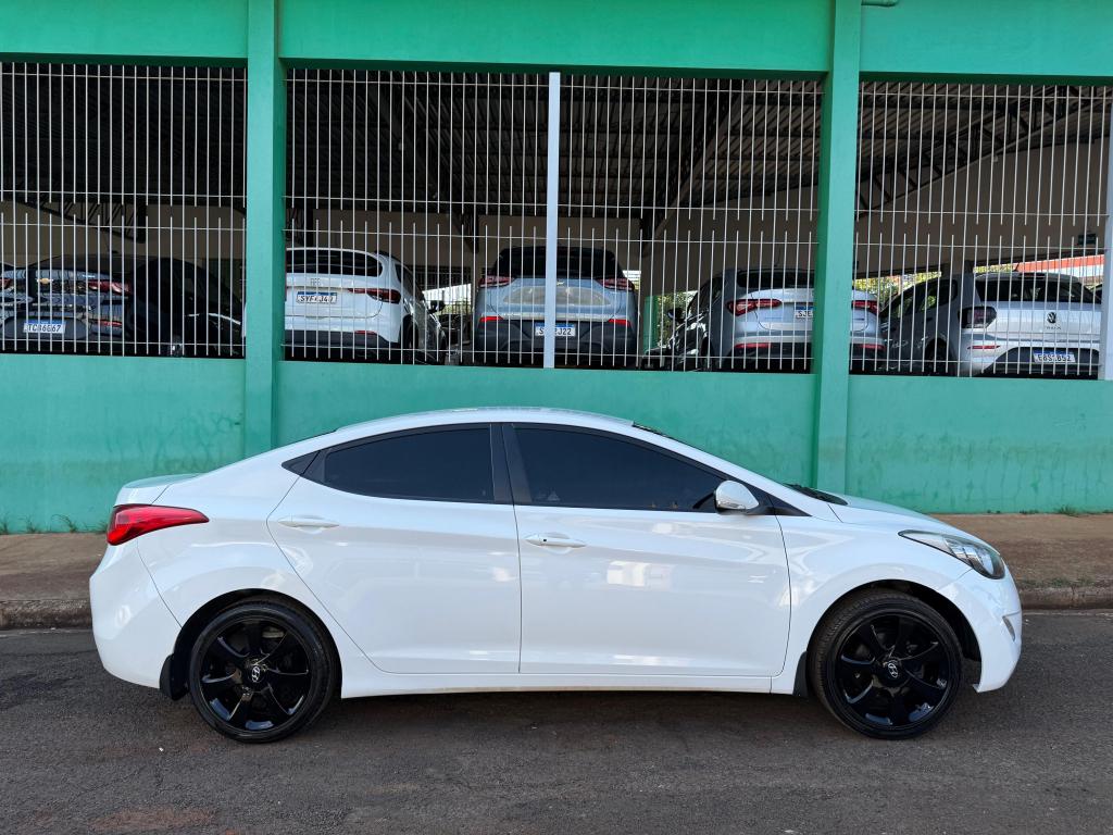HYUNDAI Elantra - Foto