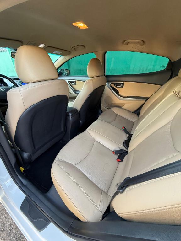 HYUNDAI Elantra - Foto