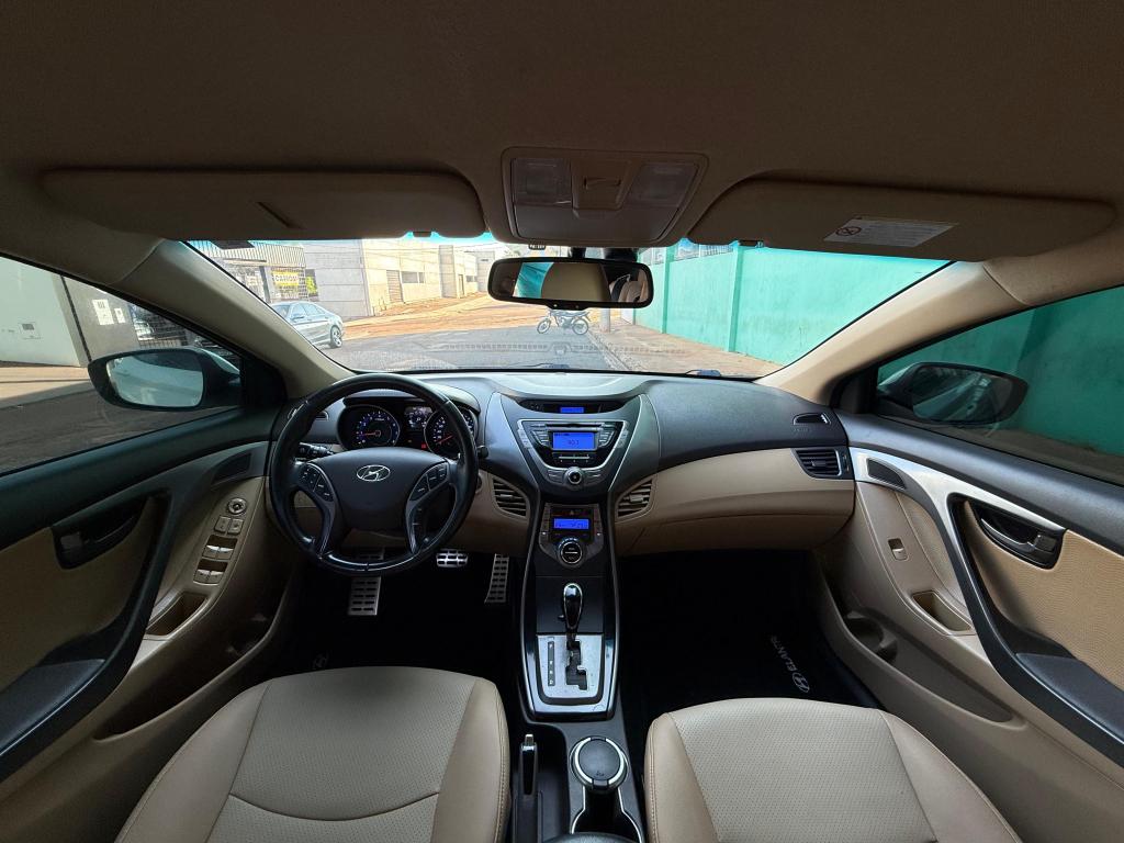 HYUNDAI Elantra - Foto