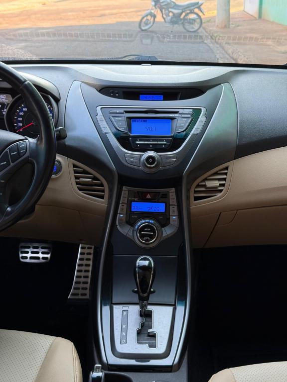 HYUNDAI Elantra - Foto