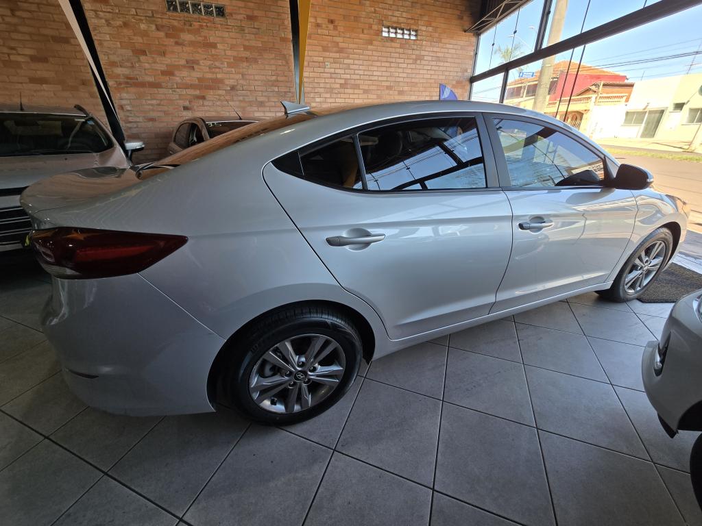 HYUNDAI Elantra - Foto