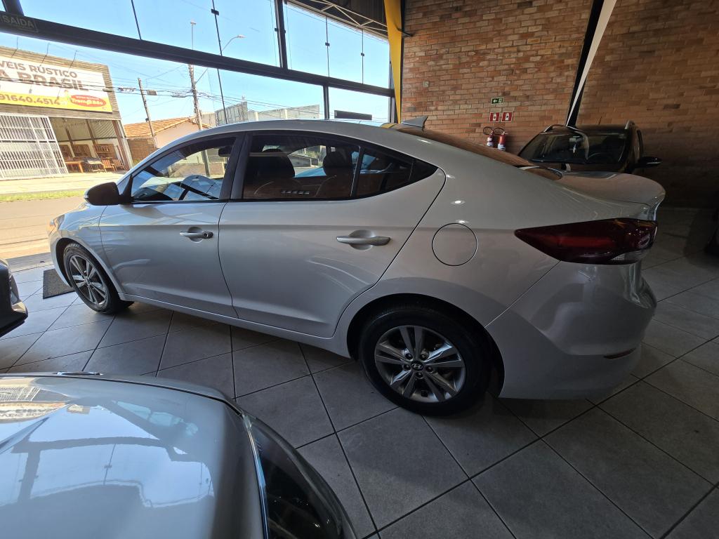HYUNDAI Elantra - Foto