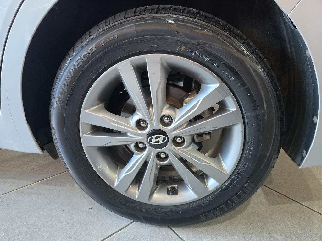 HYUNDAI Elantra - Foto