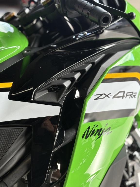 KAWASAKI ZX-4R - Foto
