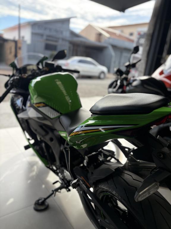 KAWASAKI ZX-4R - Foto