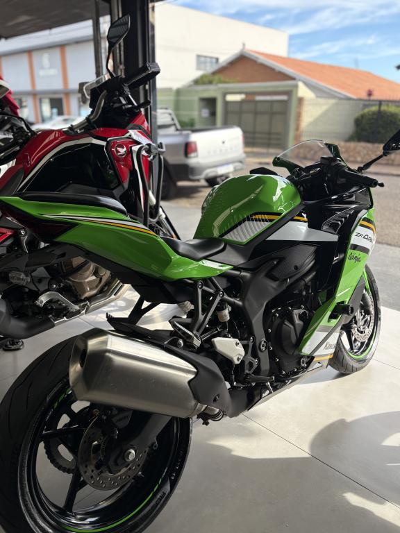 KAWASAKI ZX-4R - Foto