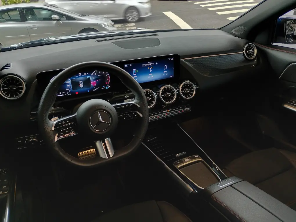 MERCEDES-BENZ GLA 200 - Foto