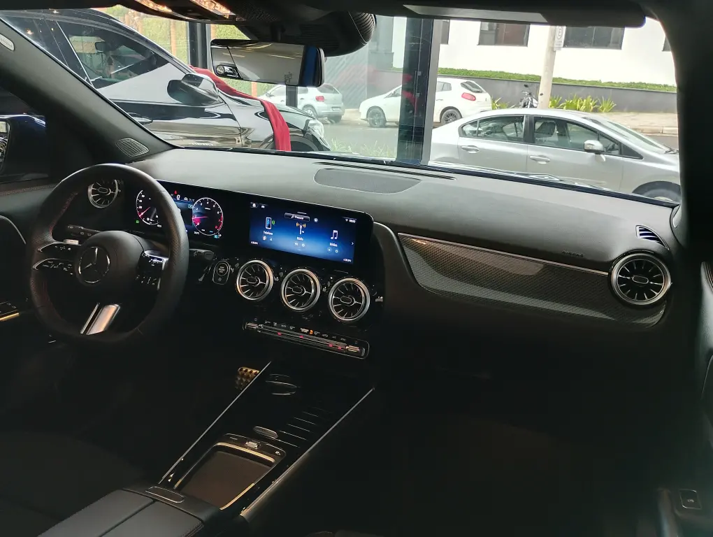 MERCEDES-BENZ GLA 200 - Foto