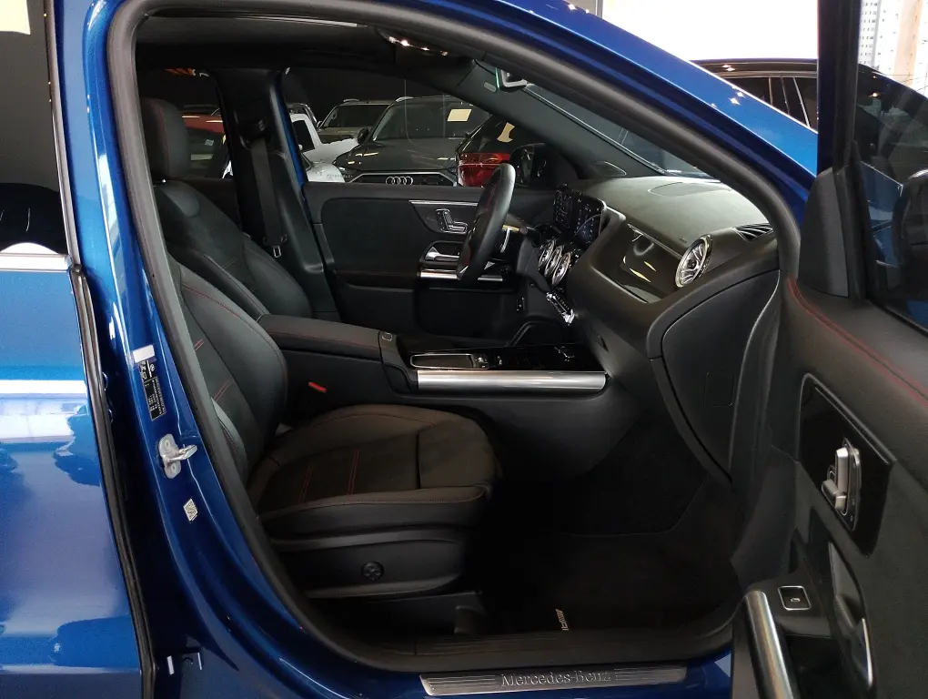 MERCEDES-BENZ GLA 200 - Foto