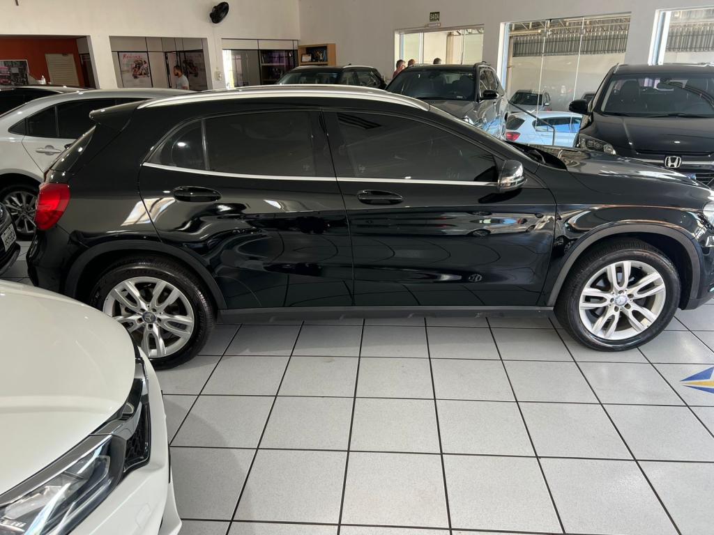 MERCEDES-BENZ GLA 200 - Foto