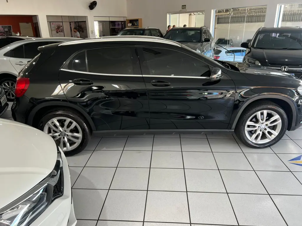 MERCEDES-BENZ GLA 200 - Foto