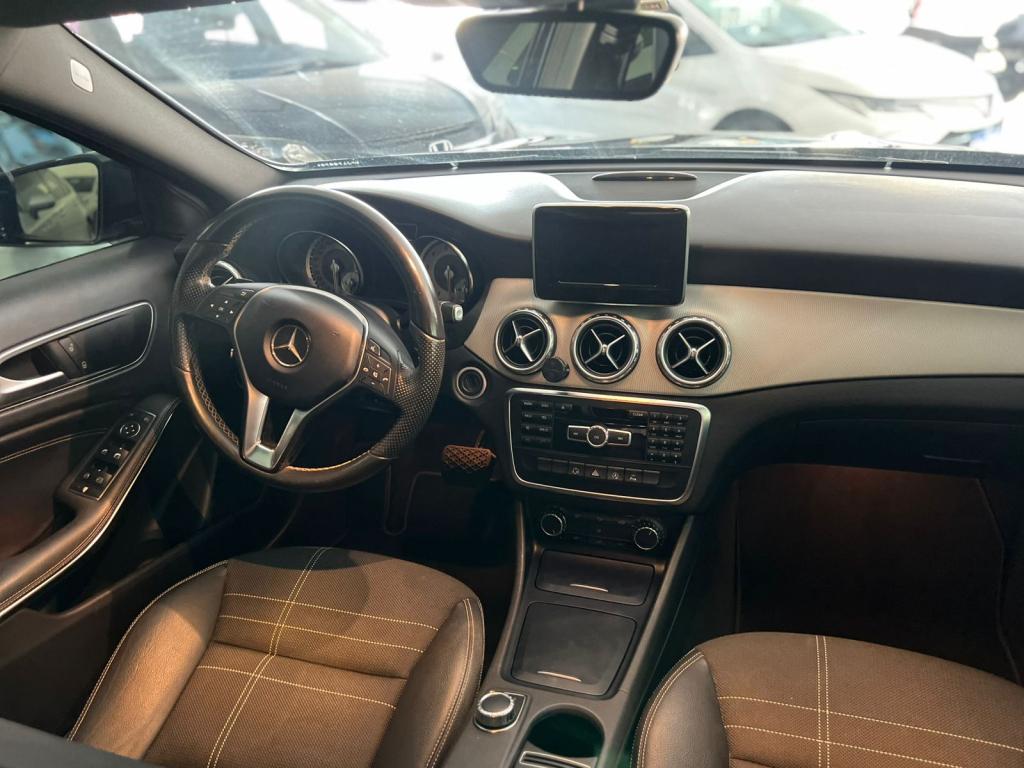 MERCEDES-BENZ GLA 200 - Foto