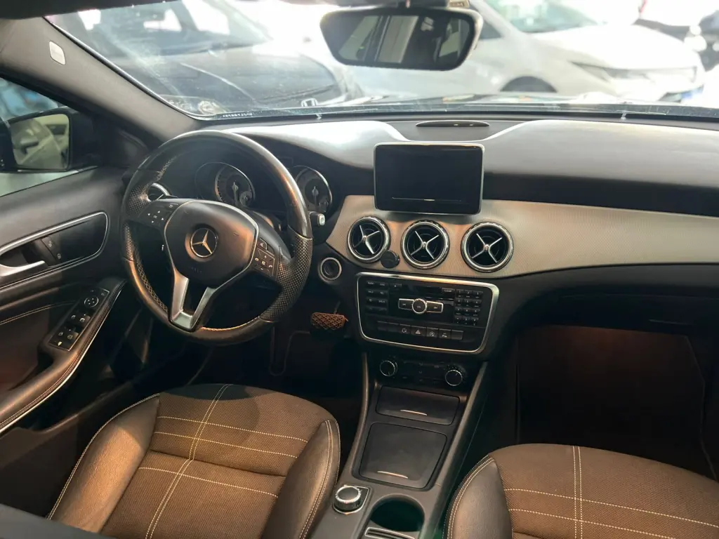 MERCEDES-BENZ GLA 200 - Foto