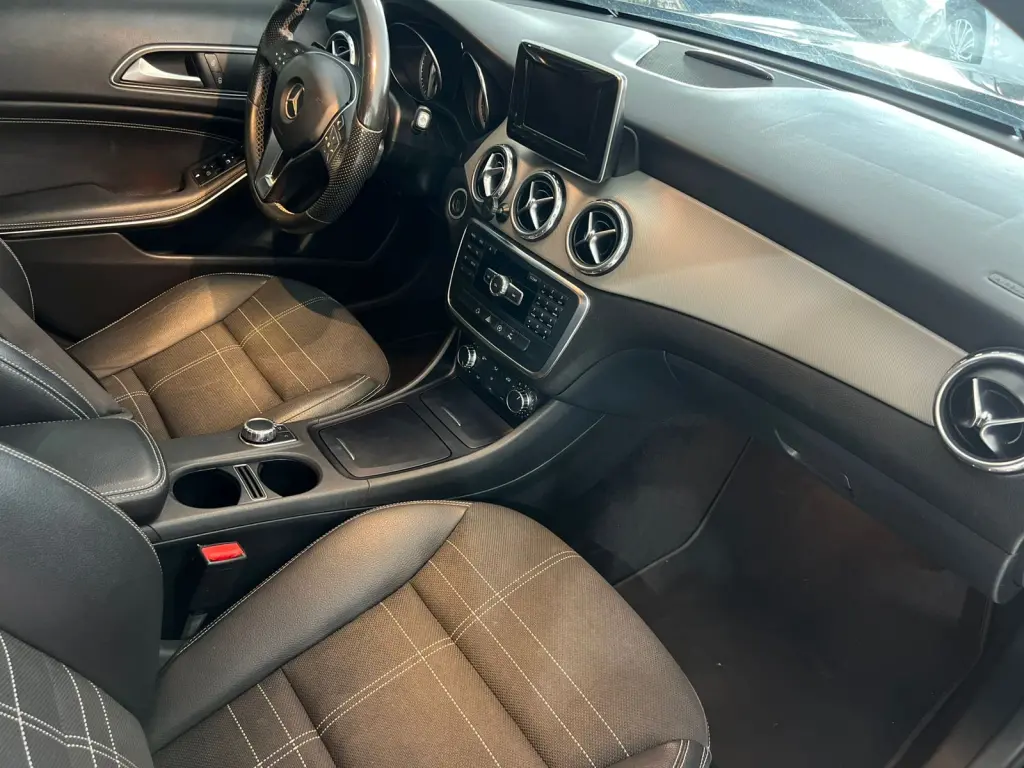 MERCEDES-BENZ GLA 200 - Foto