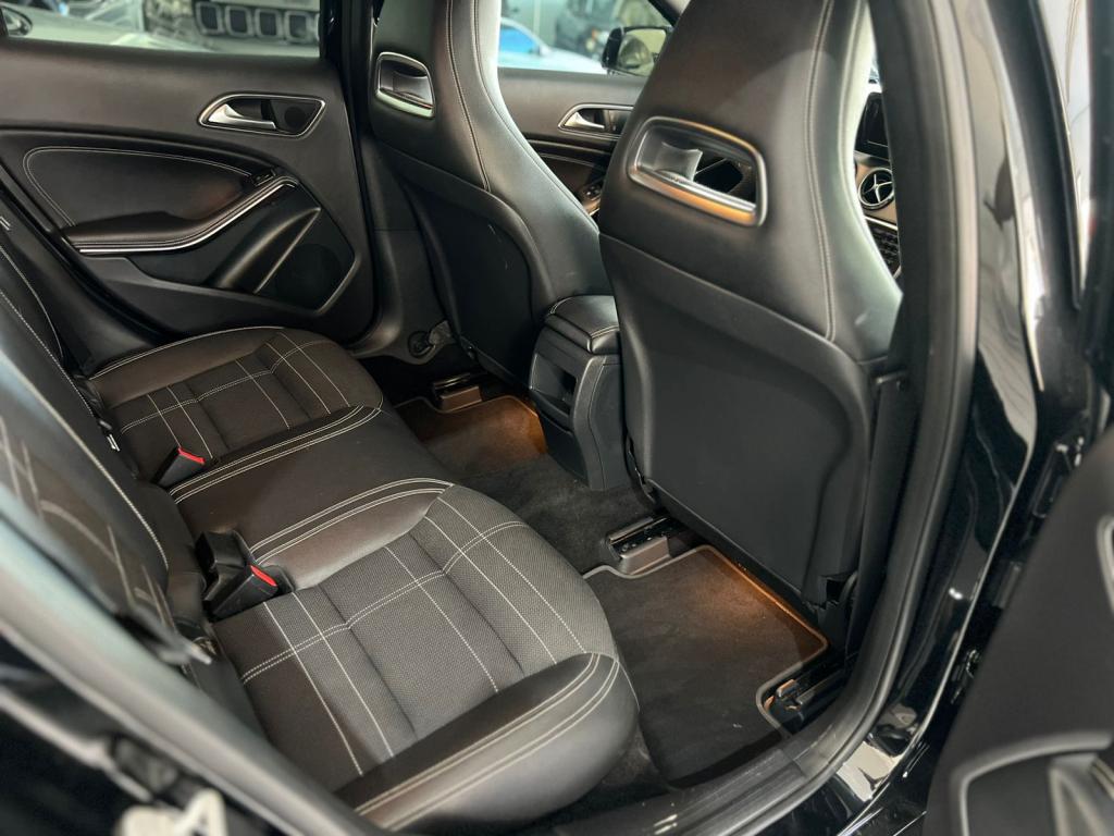 MERCEDES-BENZ GLA 200 - Foto