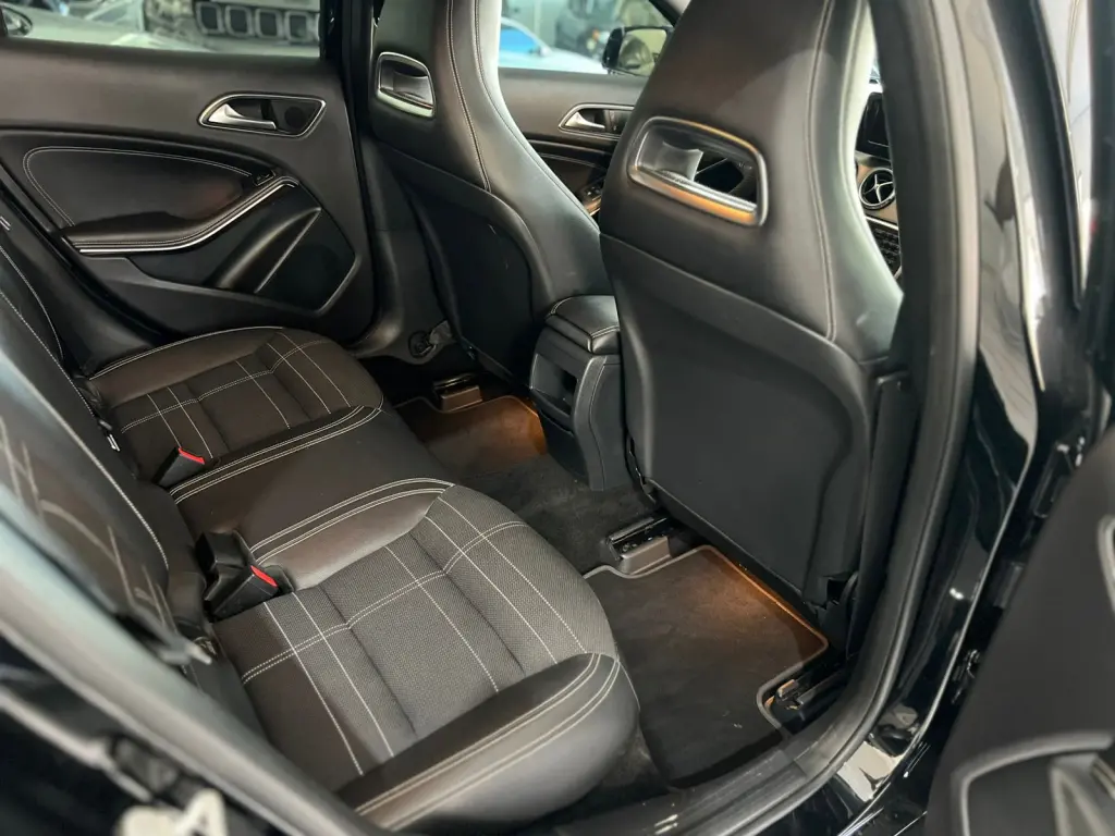 MERCEDES-BENZ GLA 200 - Foto