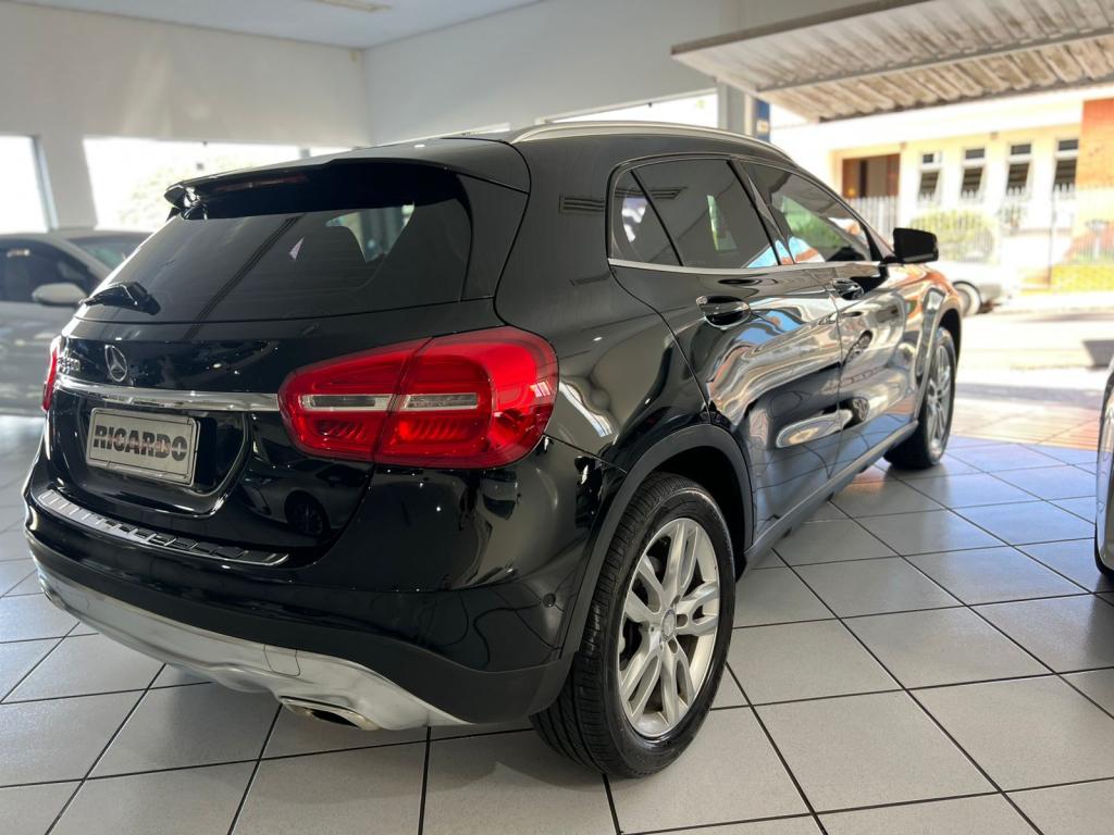 MERCEDES-BENZ GLA 200 - Foto