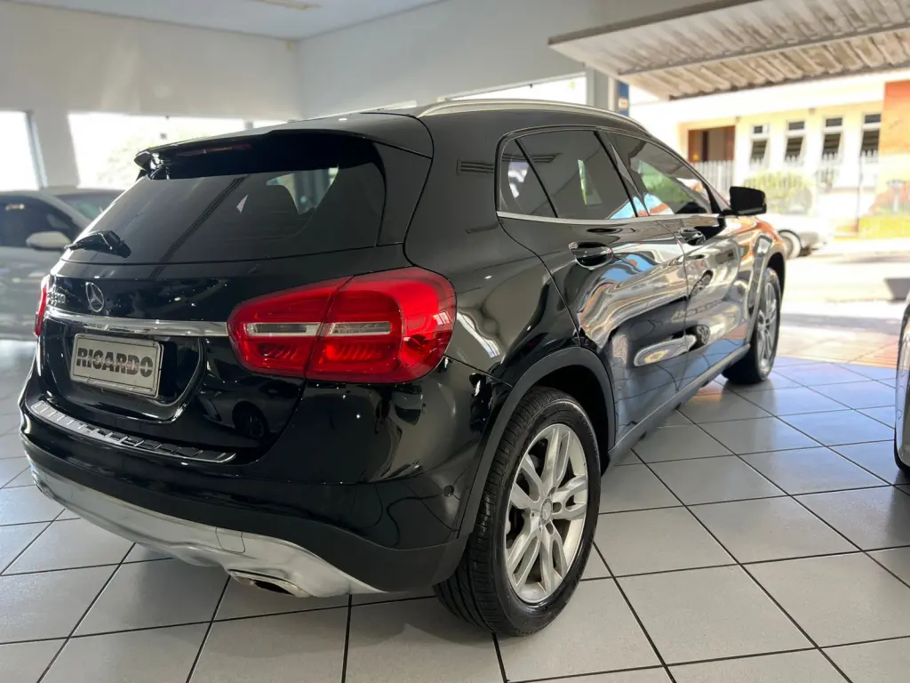 MERCEDES-BENZ GLA 200 - Foto