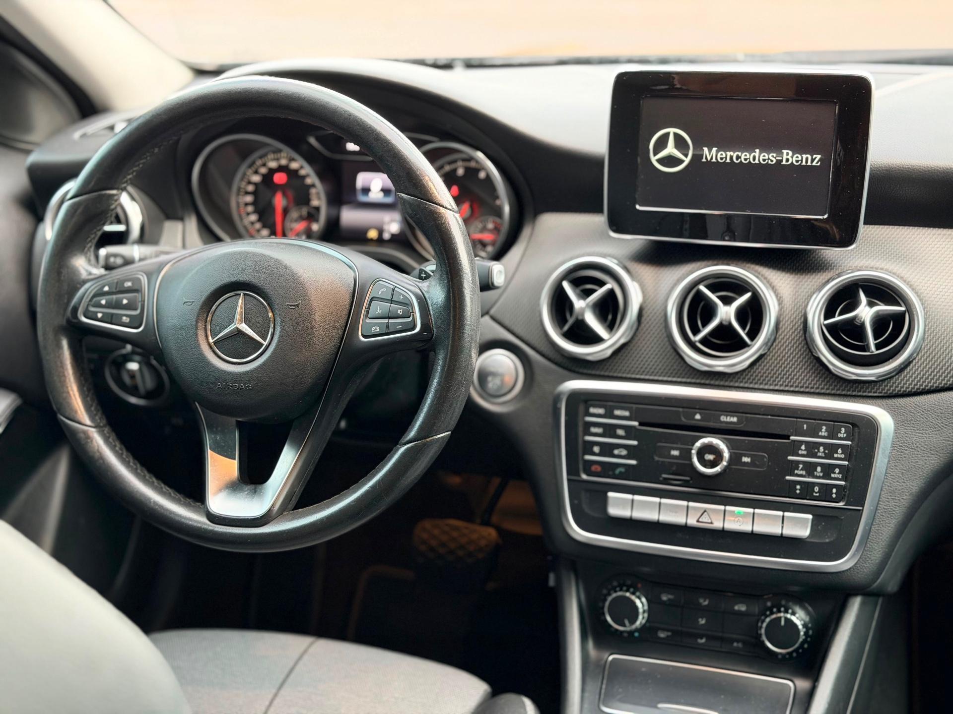 MERCEDES-BENZ GLA 200 - Foto