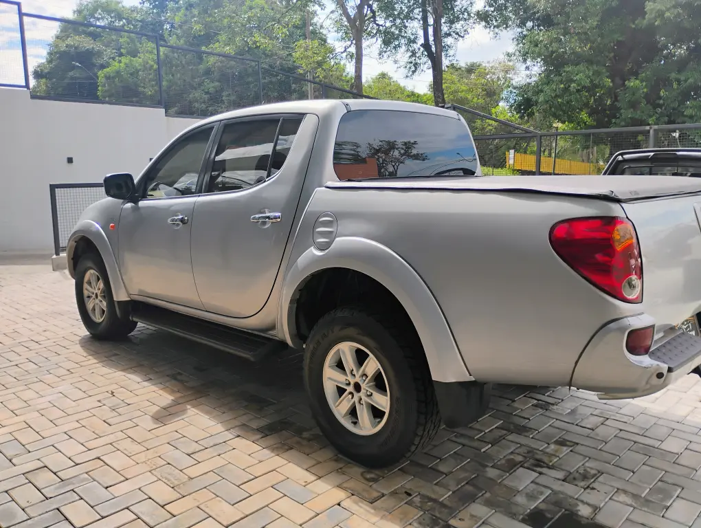 MITSUBISHI L 200 Triton - Foto