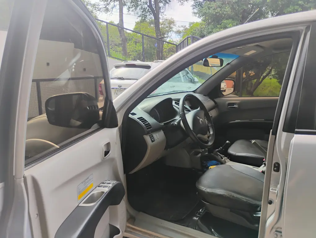 MITSUBISHI L 200 Triton - Foto