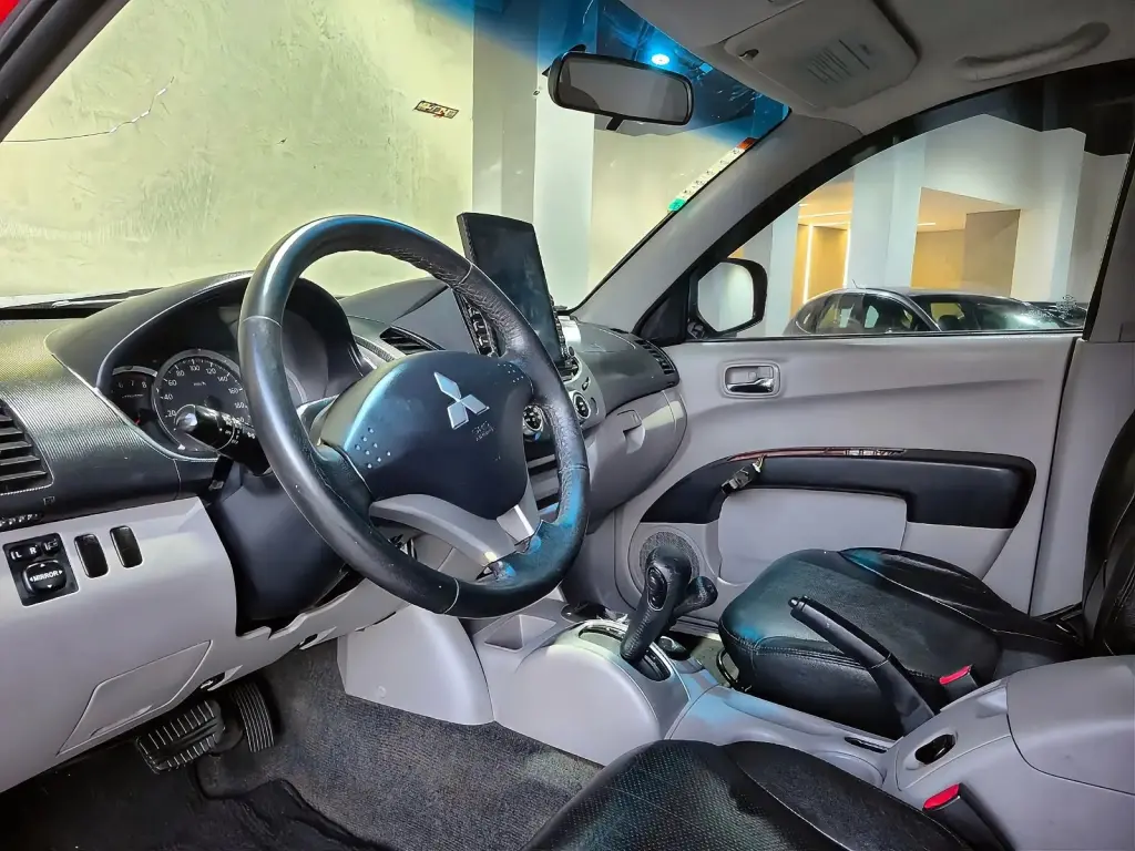 MITSUBISHI L 200 Triton - Foto