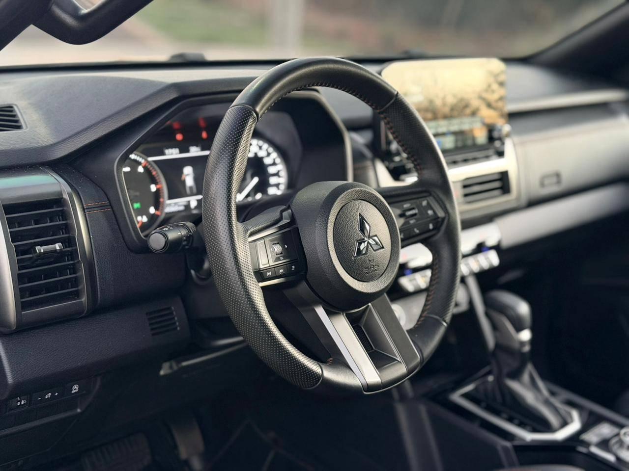 MITSUBISHI Triton - Foto
