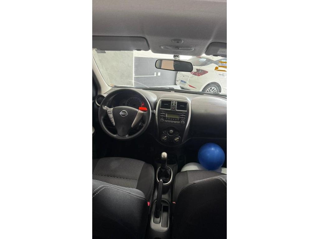 NISSAN March - Foto