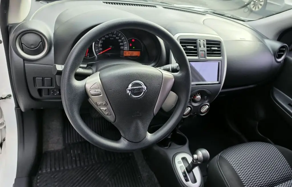 NISSAN March - Foto