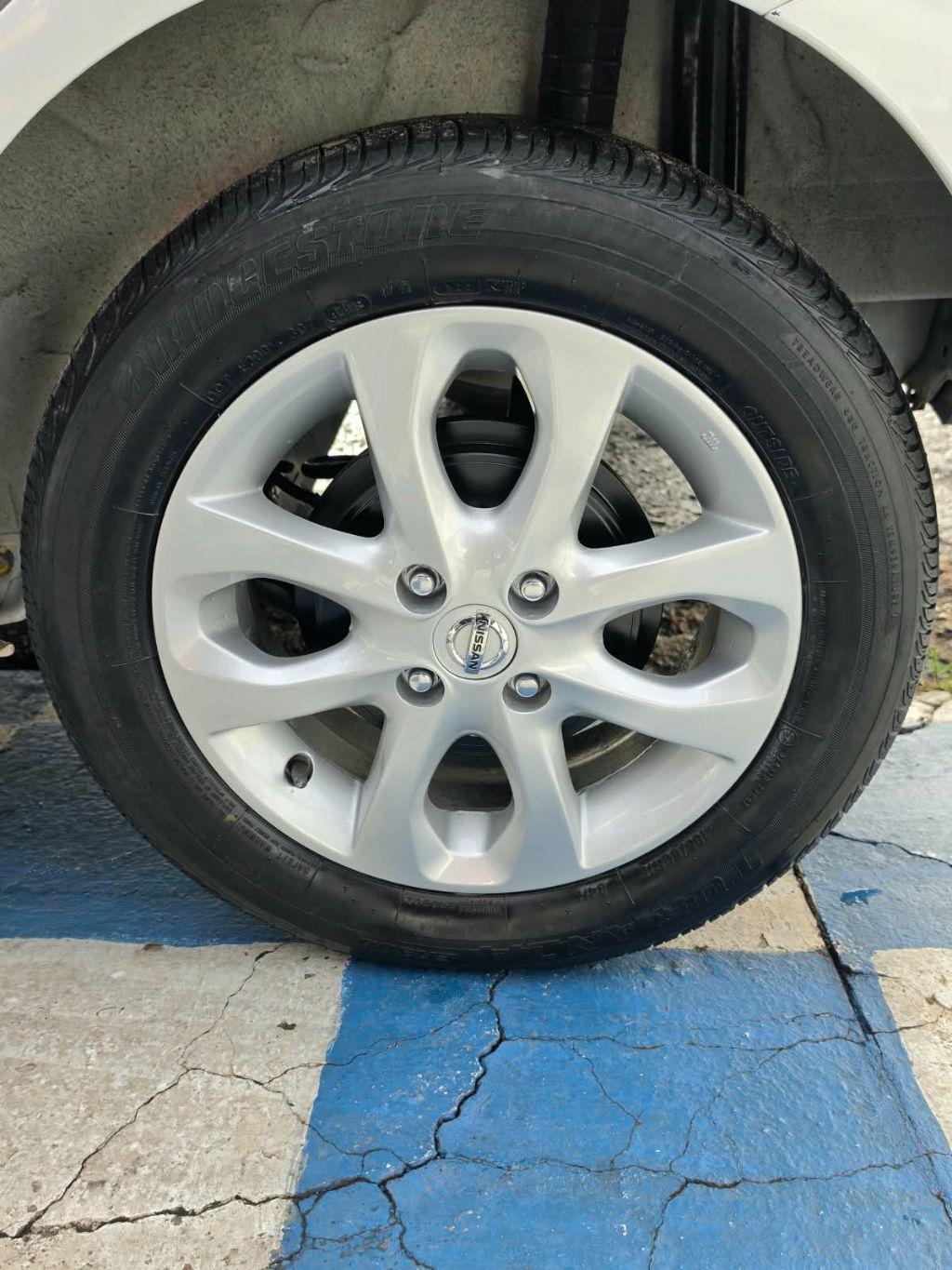 NISSAN March - Foto
