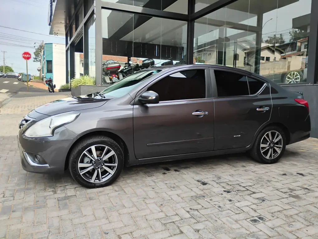 NISSAN Versa Sedan - Foto