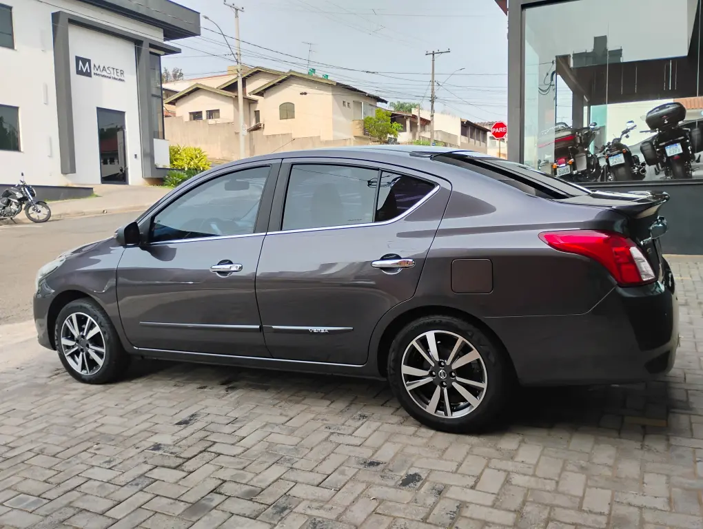 NISSAN Versa Sedan - Foto