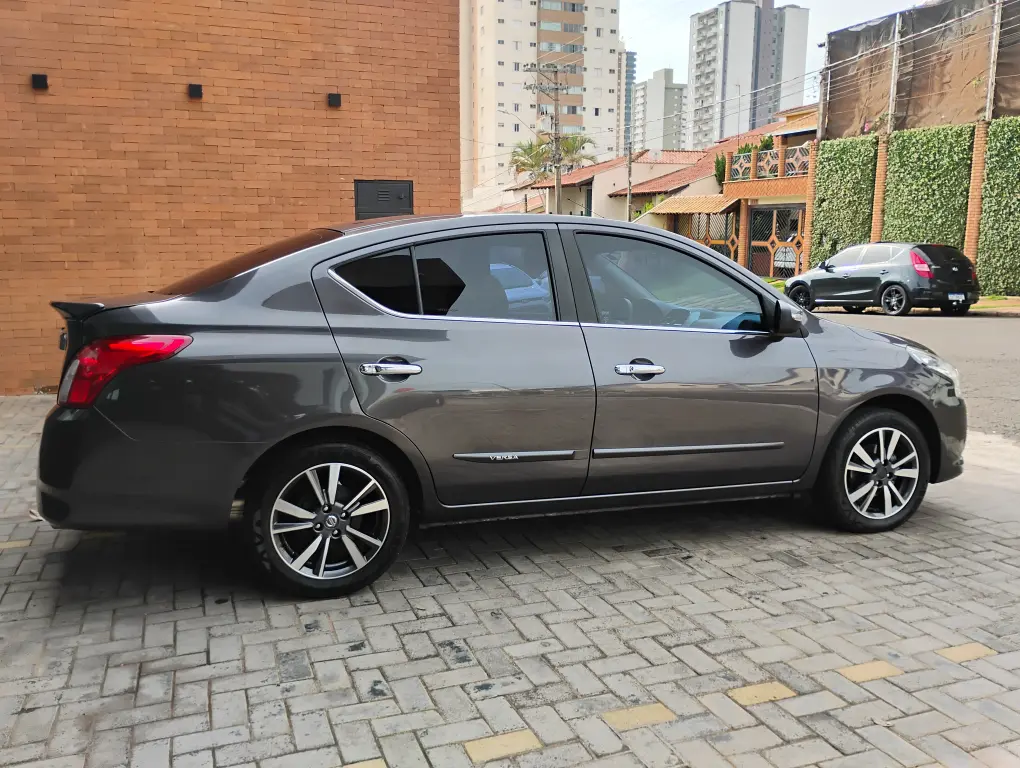 NISSAN Versa Sedan - Foto