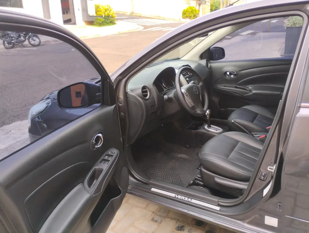 NISSAN Versa Sedan - Foto