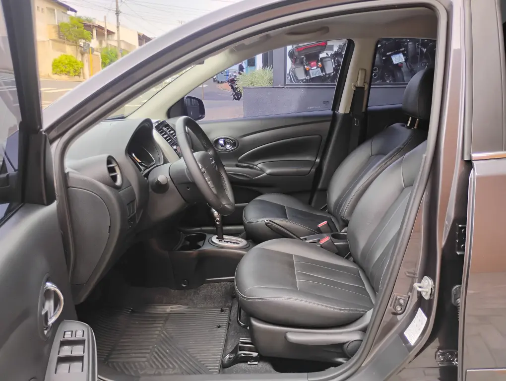 NISSAN Versa Sedan - Foto