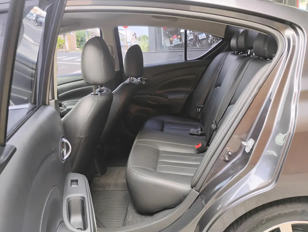 NISSAN Versa Sedan - Foto