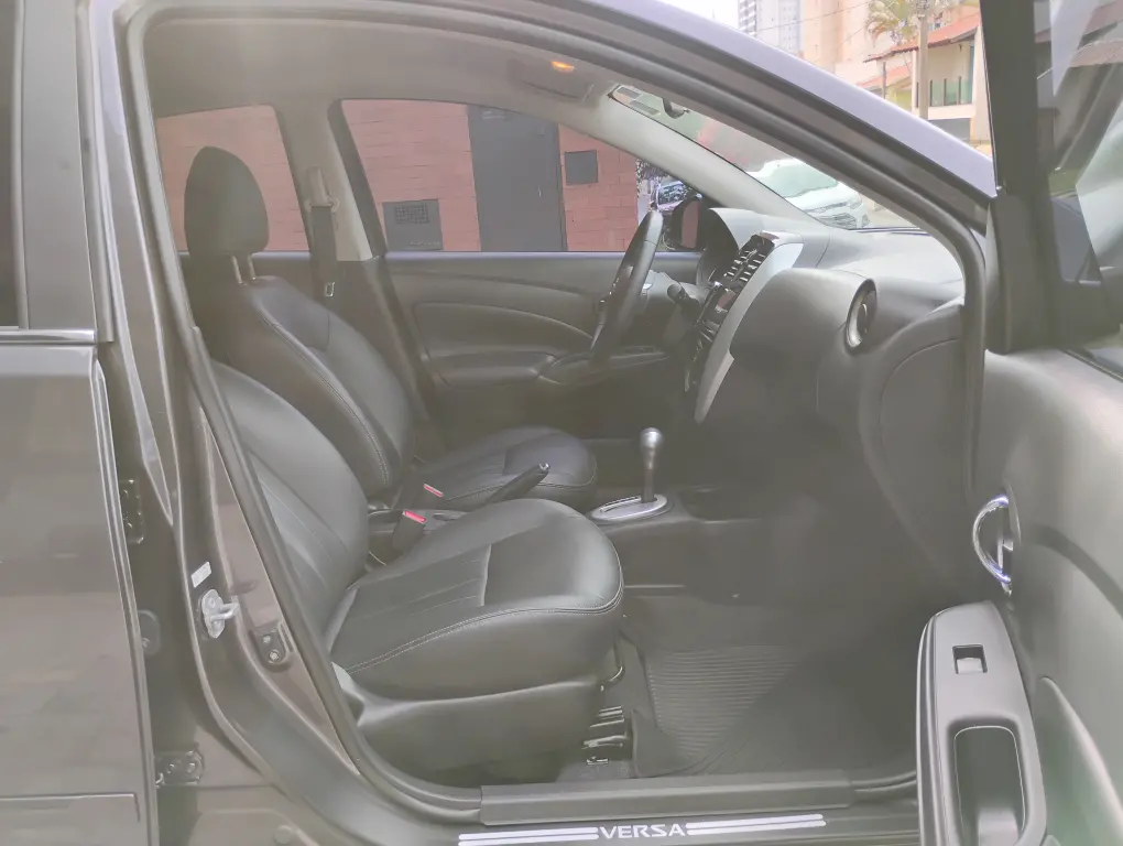 NISSAN Versa Sedan - Foto