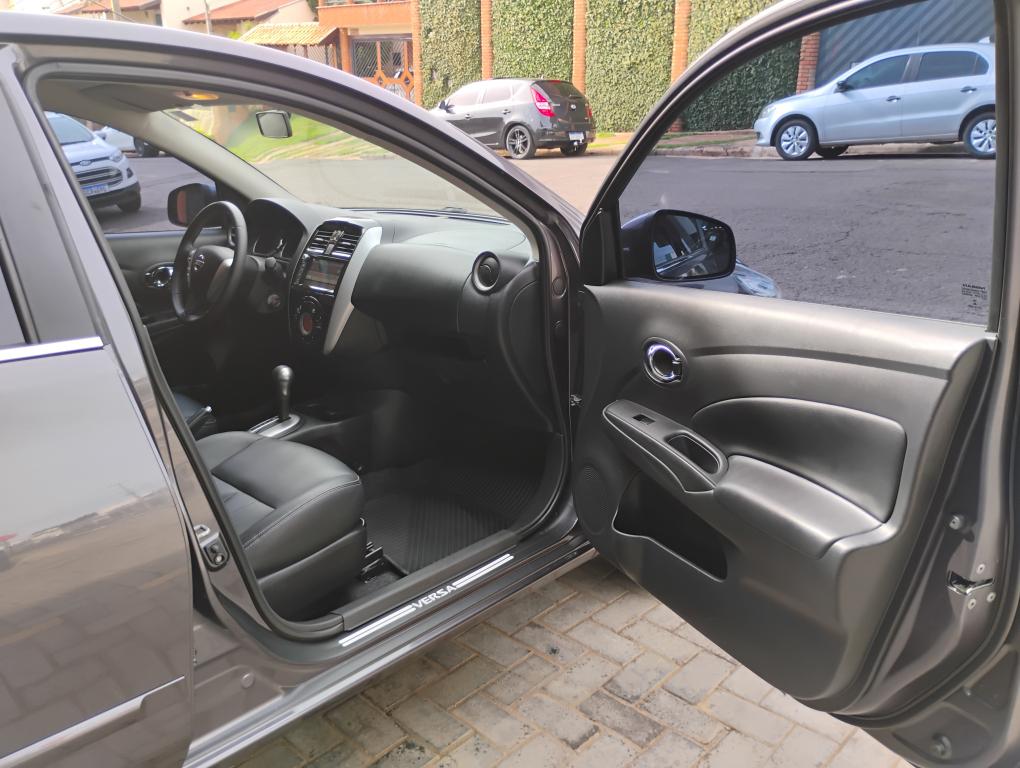 NISSAN Versa Sedan - Foto