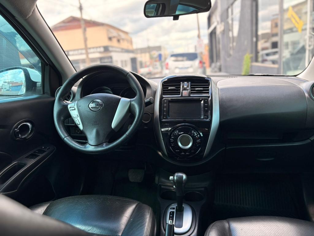 NISSAN Versa Sedan - Foto