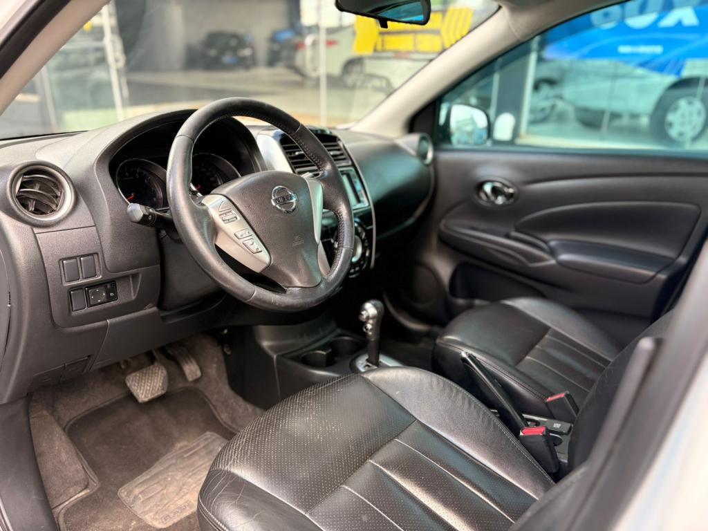 NISSAN Versa Sedan - Foto