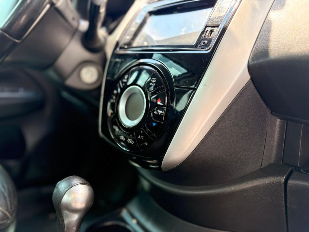 NISSAN Versa Sedan - Foto