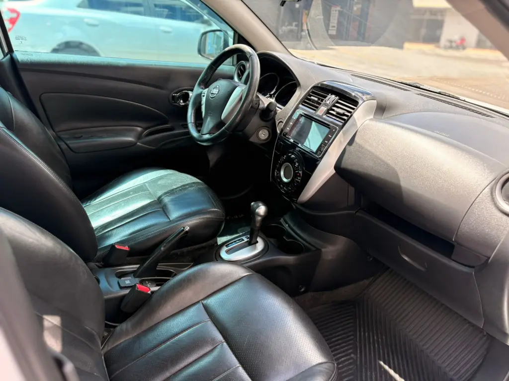 NISSAN Versa Sedan - Foto