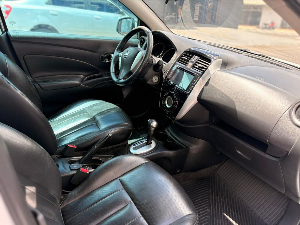 NISSAN Versa Sedan - Foto