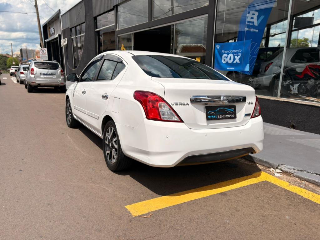 NISSAN Versa Sedan - Foto