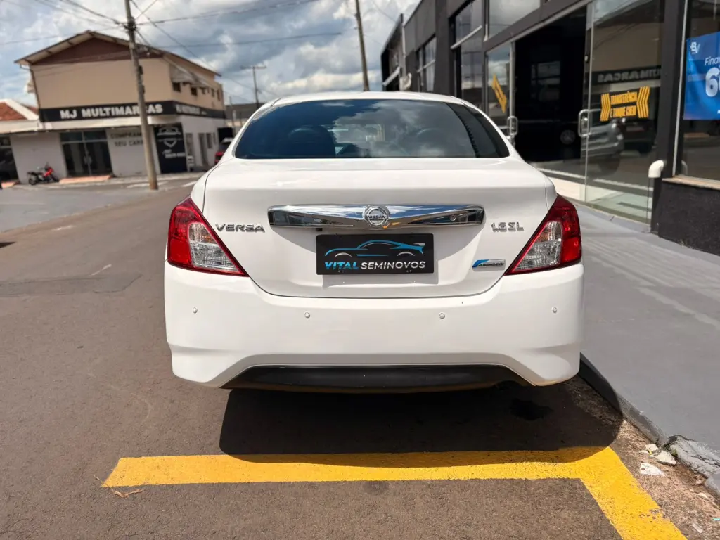 NISSAN Versa Sedan - Foto