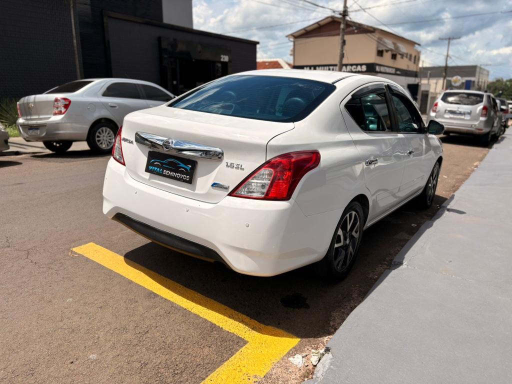 NISSAN Versa Sedan - Foto